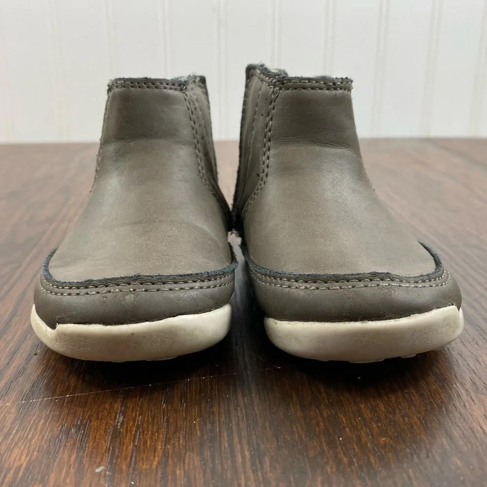 Carter’s Baby Shoes Boots Gray/Tan with Camo‎ On The Side Rubber Bottom Sz 4